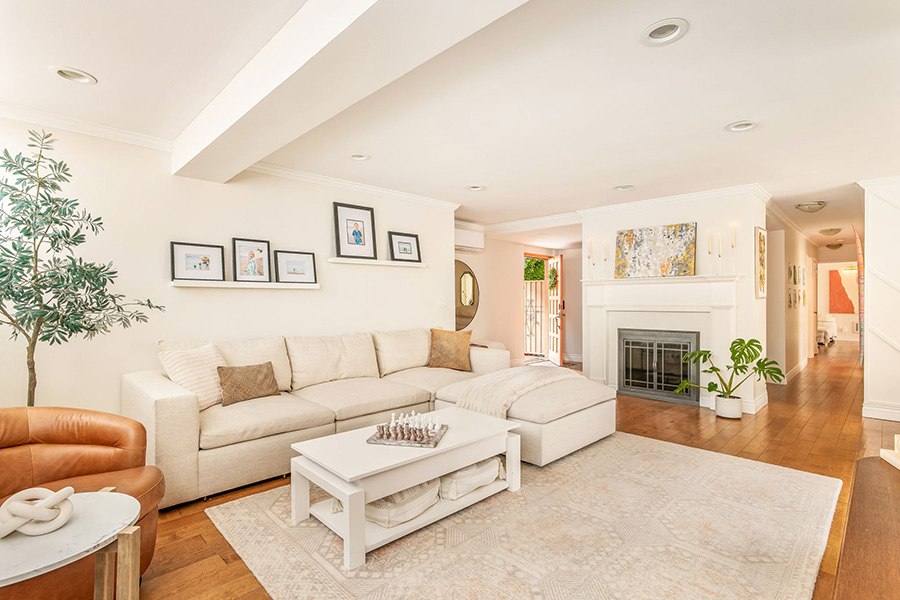 694 Amalfi Front Yard